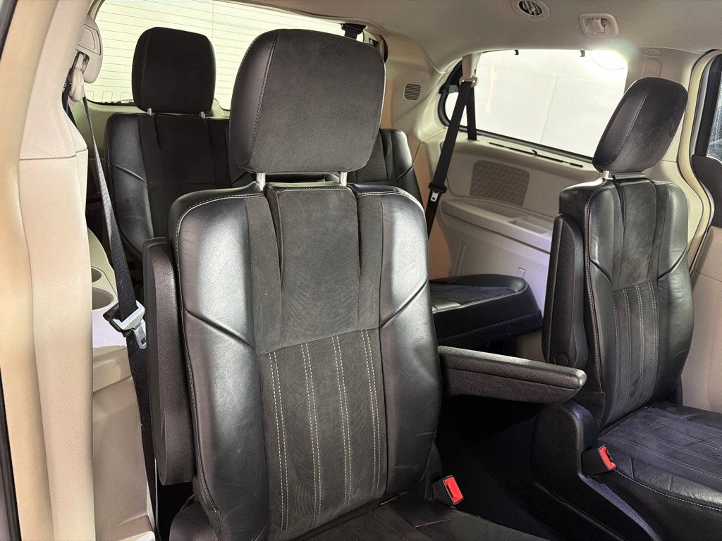 Used 2014 Chrysler Town & Country Touring-L FWD image 21