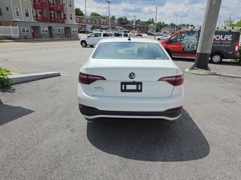 Used 2024 Volkswagen Jetta SE FWD image 7