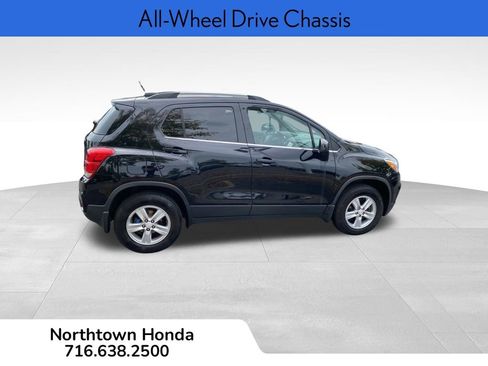 Used 2017 Chevrolet Trax LT w/ Sun & Sound Package image 10