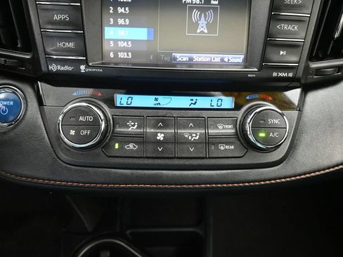 Used 2018 Toyota RAV4 SE AWD/4WD image 18
