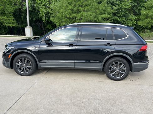 Certified 2022 Volkswagen Tiguan SE w/ Panoramic Sunroof Package FWD image 7