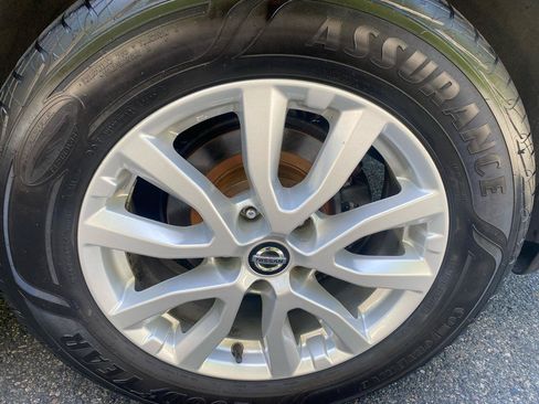 Used 2018 Nissan Rogue SV w/ Sun & Sound Touring Package AWD/4WD image 40