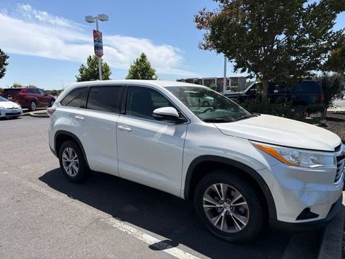 Used 2014 Toyota Highlander Plus FWD image 1