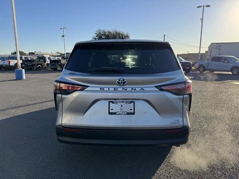 Used 2021 Toyota Sienna LE image 4