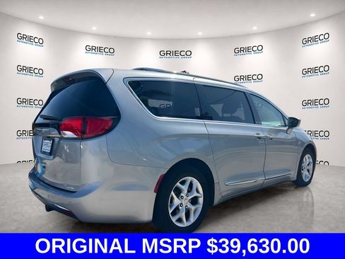 Used 2020 Chrysler Pacifica Touring-L w/ Tire & Wheel Group FWD image 2