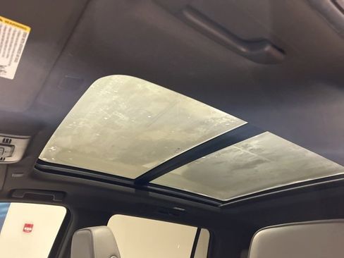 Used 2021 GMC Yukon XL SLT w/ SLT Luxury Plus Package image 12