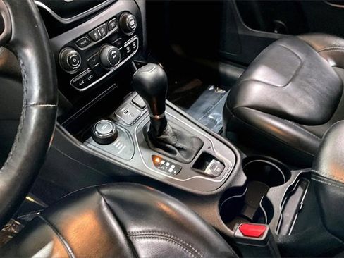 Used 2019 Jeep Cherokee Latitude Plus w/ Cold Weather Group image 15