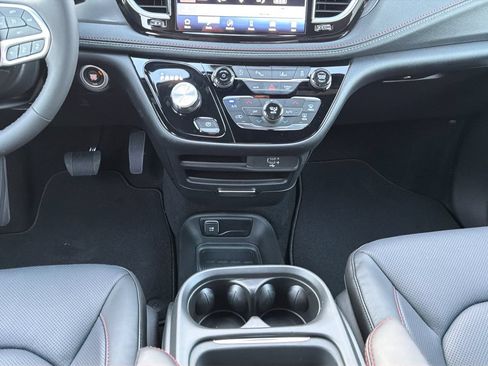 New 2027 Chrysler Pacifica Select FWD image 16