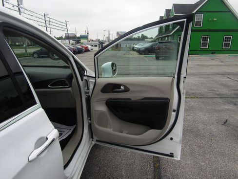 Used 2018 Chrysler Pacifica Touring-L w/ Advanced Safetytec Group FWD image 20