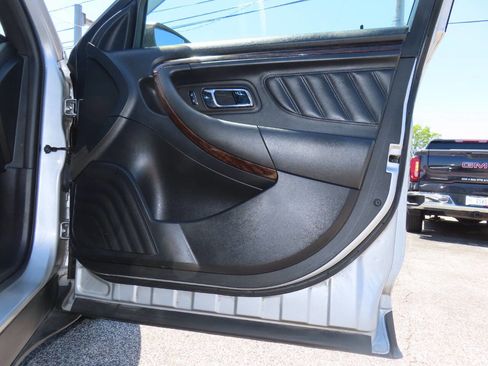 Used 2015 Ford Taurus Limited FWD image 40