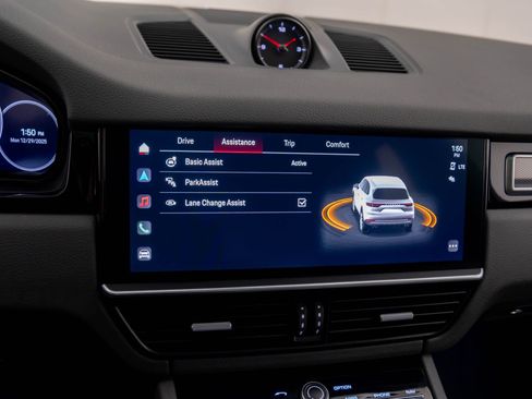 Certified 2022 Porsche Cayenne Platinum Edition image 29