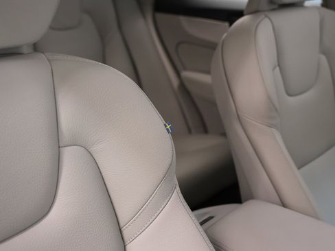 Used 2025 Volvo XC60 B5 Plus w/ Protection Package Premier image 24