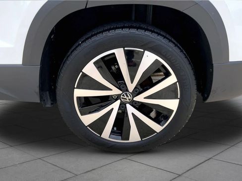 Used 2024 Volkswagen Taos SE FWD image 11