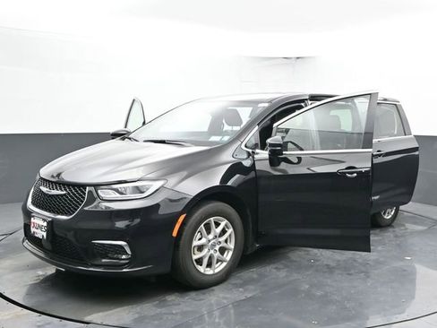 Used 2025 Chrysler Pacifica Select image 54