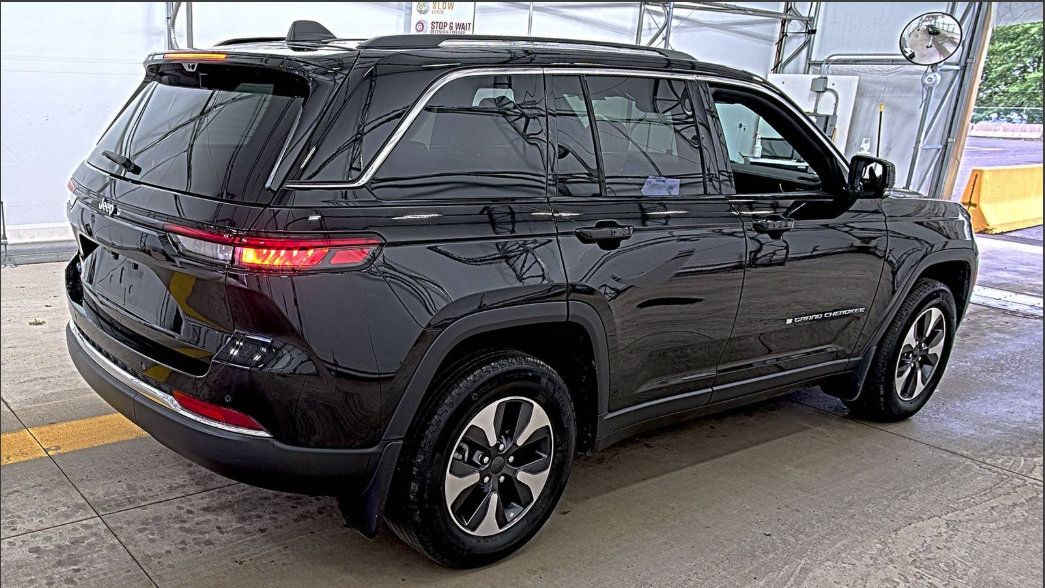 Used 2023 Jeep Grand Cherokee 4WD 4xe w/ Luxury Tech Group II image 4