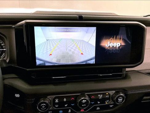 Used 2025 Jeep Wrangler Unlimited Sahara AWD/4WD image 30