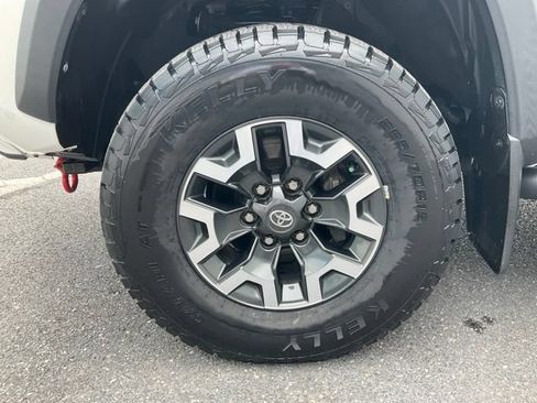 Used 2021 Toyota Tacoma TRD Off-Road w/ TRD Premium Off Road Package AWD/4WD image 19