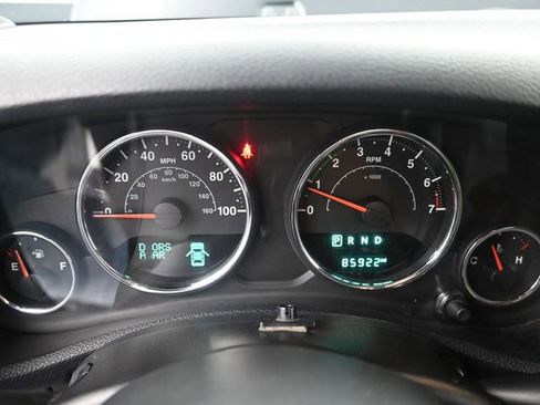 Used 2017 Jeep Wrangler Sahara w/ Connectivity Group image 31