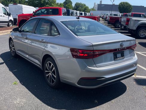 Used 2025 Volkswagen Jetta SE FWD image 6
