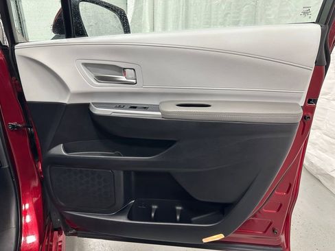 Used 2025 Toyota Sienna XLE image 61