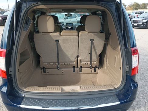 Used 2014 Chrysler Town & Country Touring-L w/ Driver Convenience Group image 17