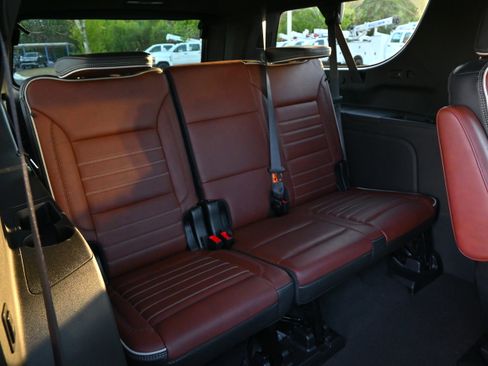 Used 2023 GMC Yukon XL Denali Ultimate image 16