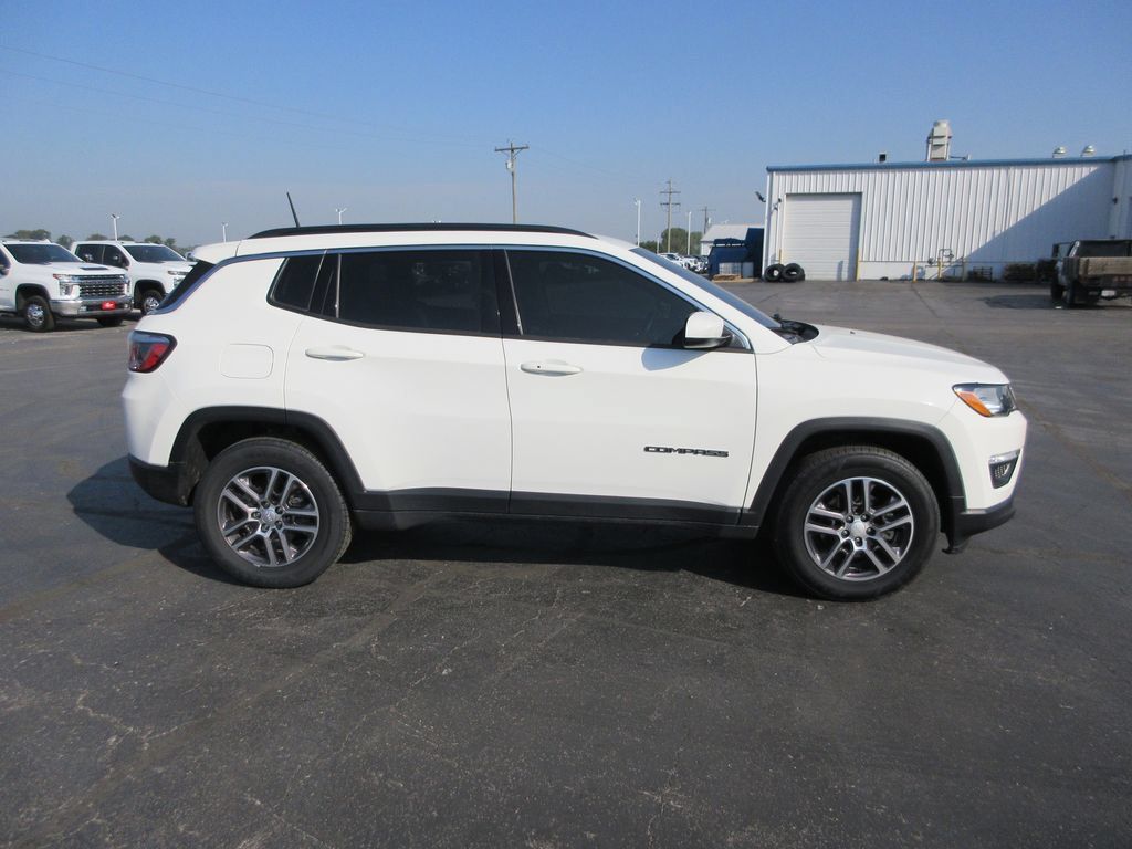 Used 2017 Jeep Compass Latitude w/ Cold Weather Group AWD/4WD image 5