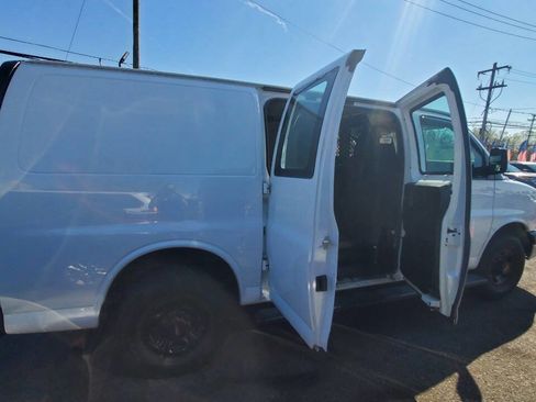 Used 2015 GMC Savana 2500 image 21