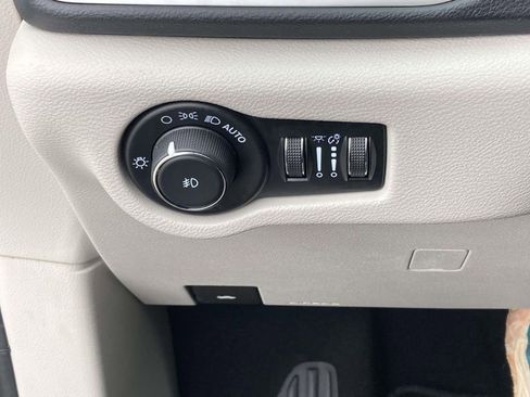 Used 2023 Chrysler Pacifica Touring-L image 31