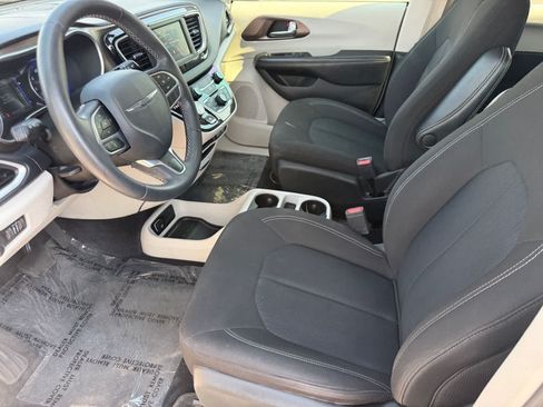 Used 2022 Chrysler Voyager LX FWD image 14