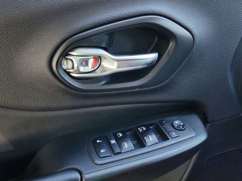 Used 2019 Jeep Cherokee Trailhawk w/ Cold Weather Group image 21