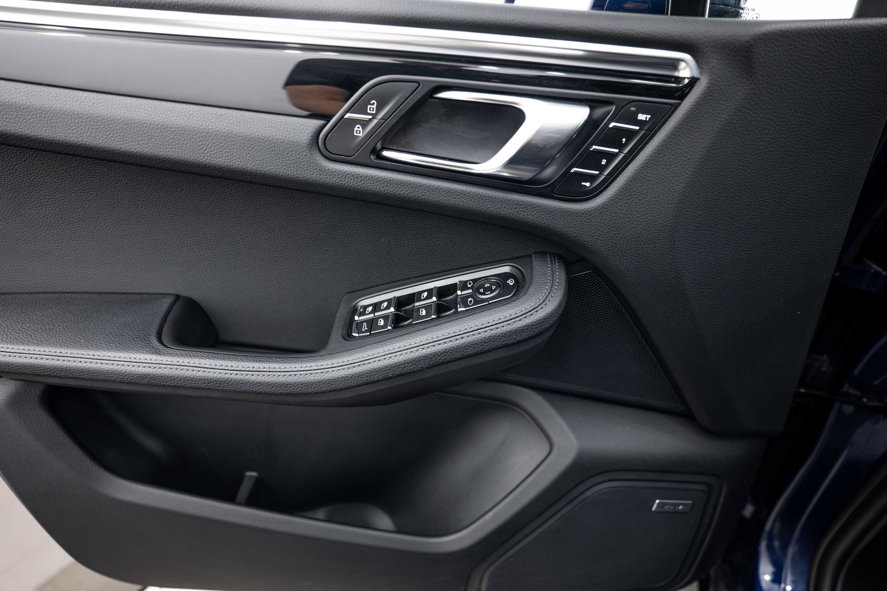 Certified 2025 Porsche Macan AWD/4WD image 16