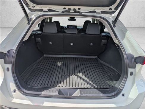 Used 2022 Toyota Venza LE image 6