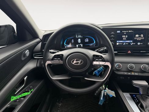 Certified 2025 Hyundai Elantra SE image 12