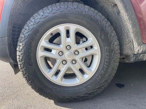 Used 2023 Jeep Grand Cherokee Laredo w/ Luxury Tech Group I image 11