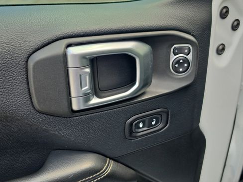 Used 2019 Jeep Wrangler Unlimited Sahara AWD/4WD image 16