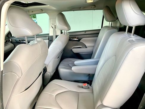 Used 2020 Toyota Highlander XLE FWD image 15