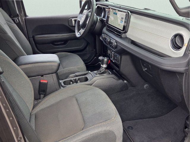 Used 2025 Jeep Wrangler Unlimited Sahara AWD/4WD image 19