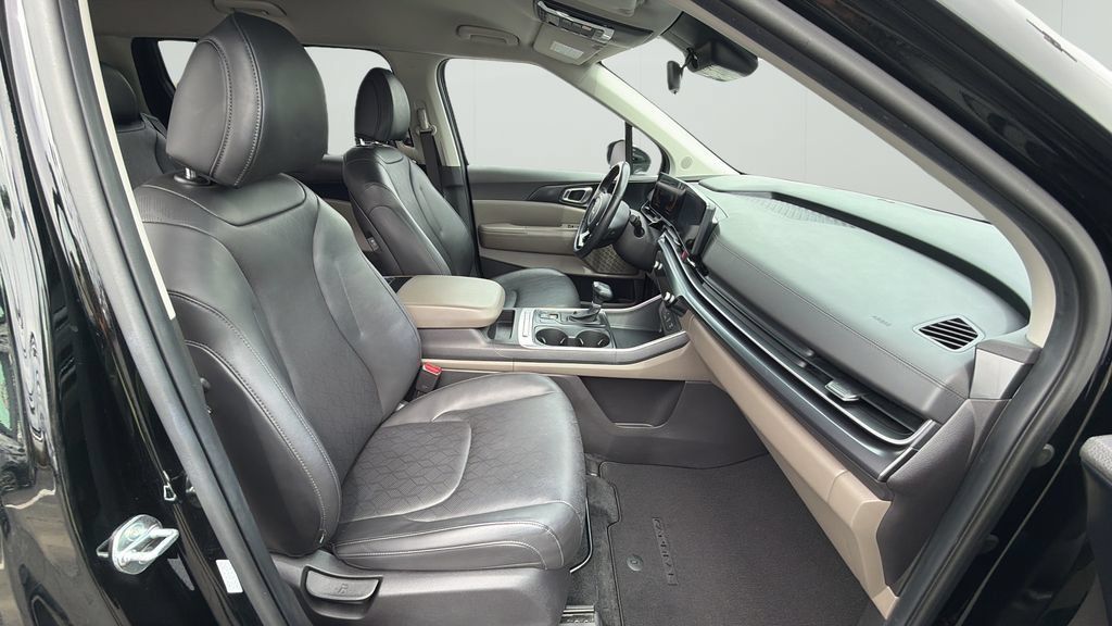 Used 2025 Kia Carnival FWD image 15