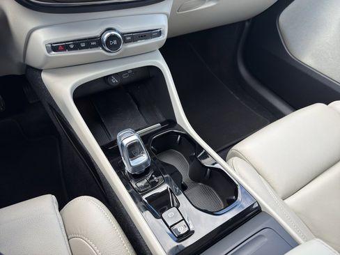 Used 2023 Volvo XC40 B4 Ultimate image 21