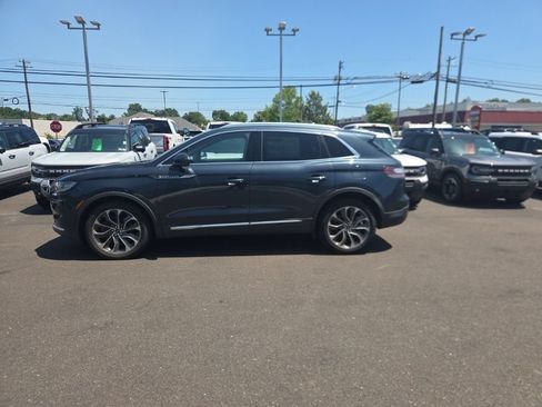 Used 2022 Lincoln Nautilus Reserve AWD/4WD image 2