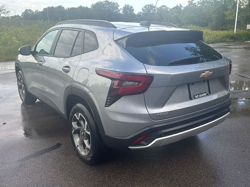 Used 2025 Chevrolet Trax LT w/ LT Convenience Package FWD image 3