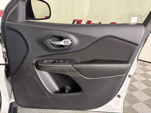 Used 2015 Jeep Cherokee Latitude w/ Cold Weather Group image 30