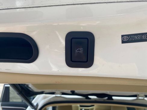 Used 2014 Toyota Highlander Limited Platinum image 54