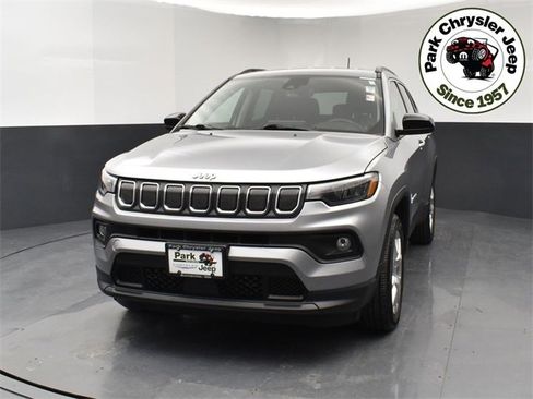 Used 2022 Jeep Compass Latitude image 2