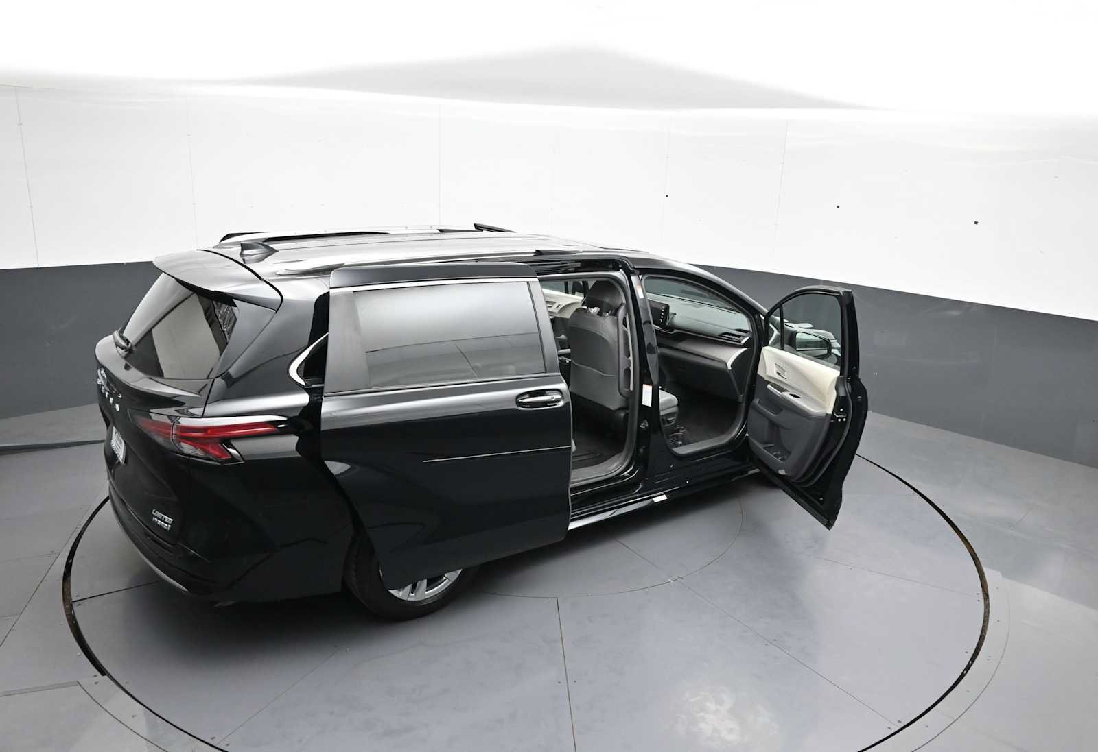 Used 2024 Toyota Sienna Limited AWD/4WD image 47
