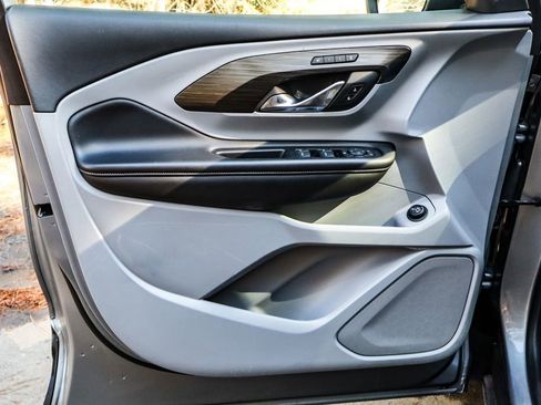 Used 2024 GMC Terrain SLT image 36