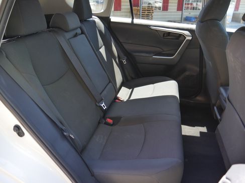 Used 2020 Toyota RAV4 LE AWD/4WD image 25