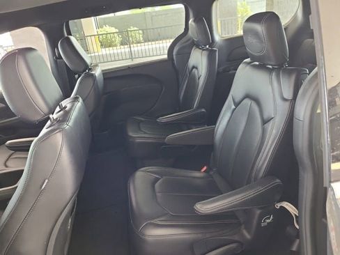 Used 2025 Chrysler Pacifica Select FWD image 13