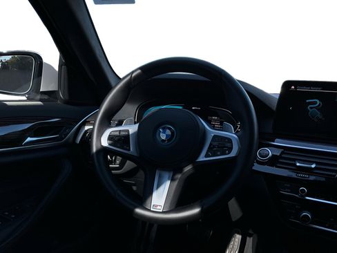 Used 2022 BMW 530e w/ M Sport Package image 11
